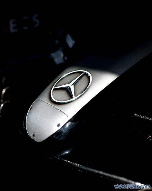 阿迪达斯联手梅赛德斯-AMG F1车队推出全新合作系列 阿迪达斯联手梅赛德斯-AMG F1车队推出全新合作系列