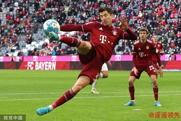 德甲-莱万安慰球博阿滕开场被罚下 拜仁客场1-5负