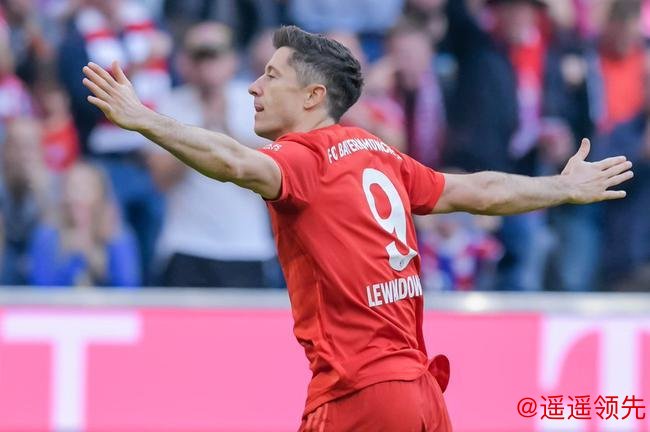 德甲-莱万进球破纪录 诺伊尔扑点 拜仁2-1升班马