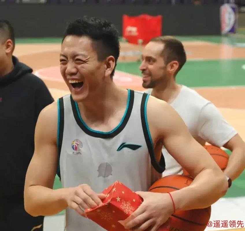 辽宁出征前赵继伟送礼，威尔斯好运抽中手机，队内士气爆棚